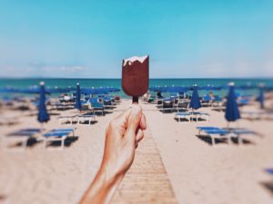 beach-hand-ice-cream-1427712